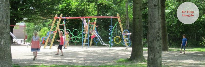 Kleurrijk schoolplein bij basisschool De Timp in Hengelo