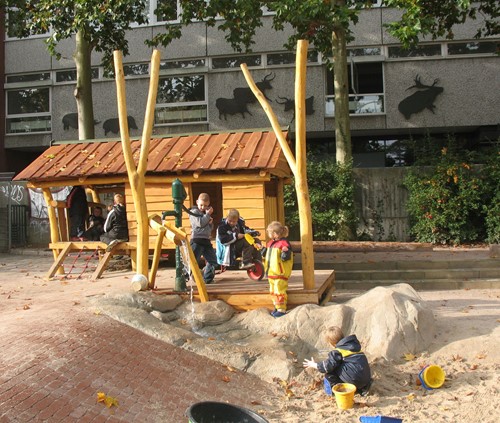 robinia speelhuis met veranda en waterpomp